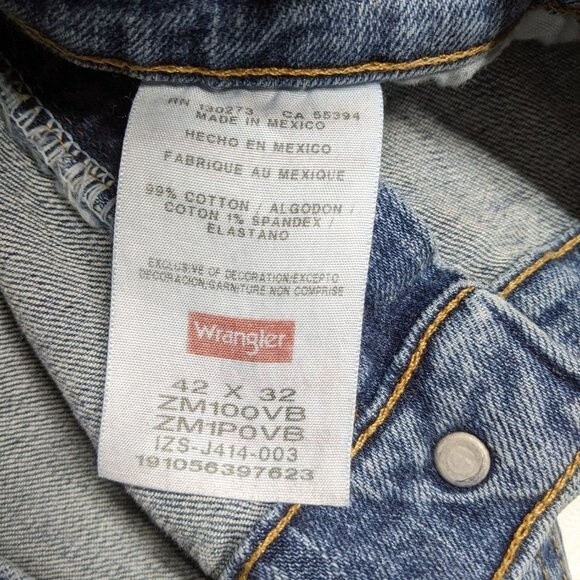 Wrangler Jeans Men 42x32 Authentics Straight Leg Regular Fit Blue Medium Wash - Picture 9 of 9